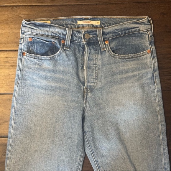Levi’s Wedgie Straight Light Wash Distressed Jeans - women’s 27 - Picture 5 of 11